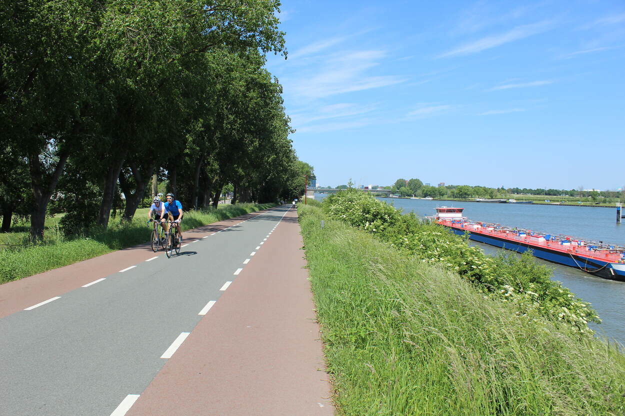 Fietsers op Lekkanaaldwijk langs Amsterdam-Rijnkanaal in Nieuwegein